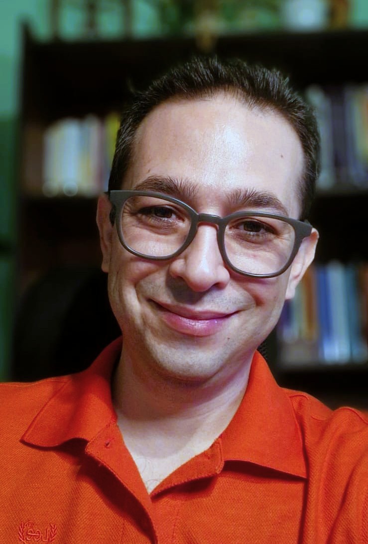 Psicólogo César Guerrero sonriendo en un entorno profesional, imagen cálida y cercana